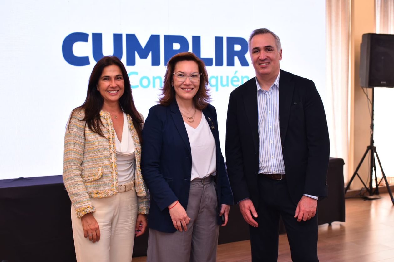 Buchiniz (en el centro) es la presidenta del partido provincial que encabeza la alternativa por una tercera vía en Neuquén.&nbsp;