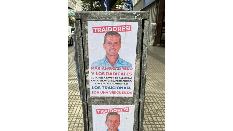 Los afiches contra Mariano Campero en Tucumán.