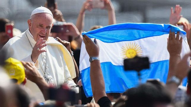 El papa Francisco y la bandera argentina en la plaza de San Pedro.