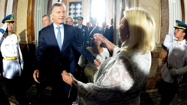 carrio a la ucr: ?las internas no tienen sentido en los partidos de gobierno?