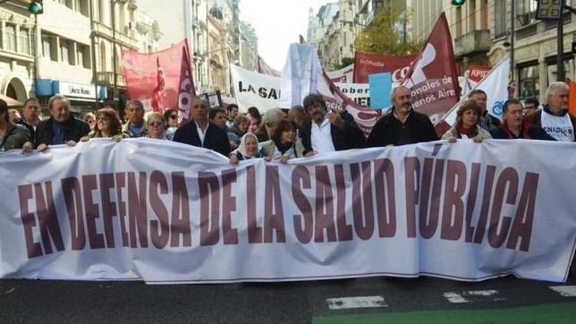 en contra del recorte, trabajadores marchan en defensa de la salud publica