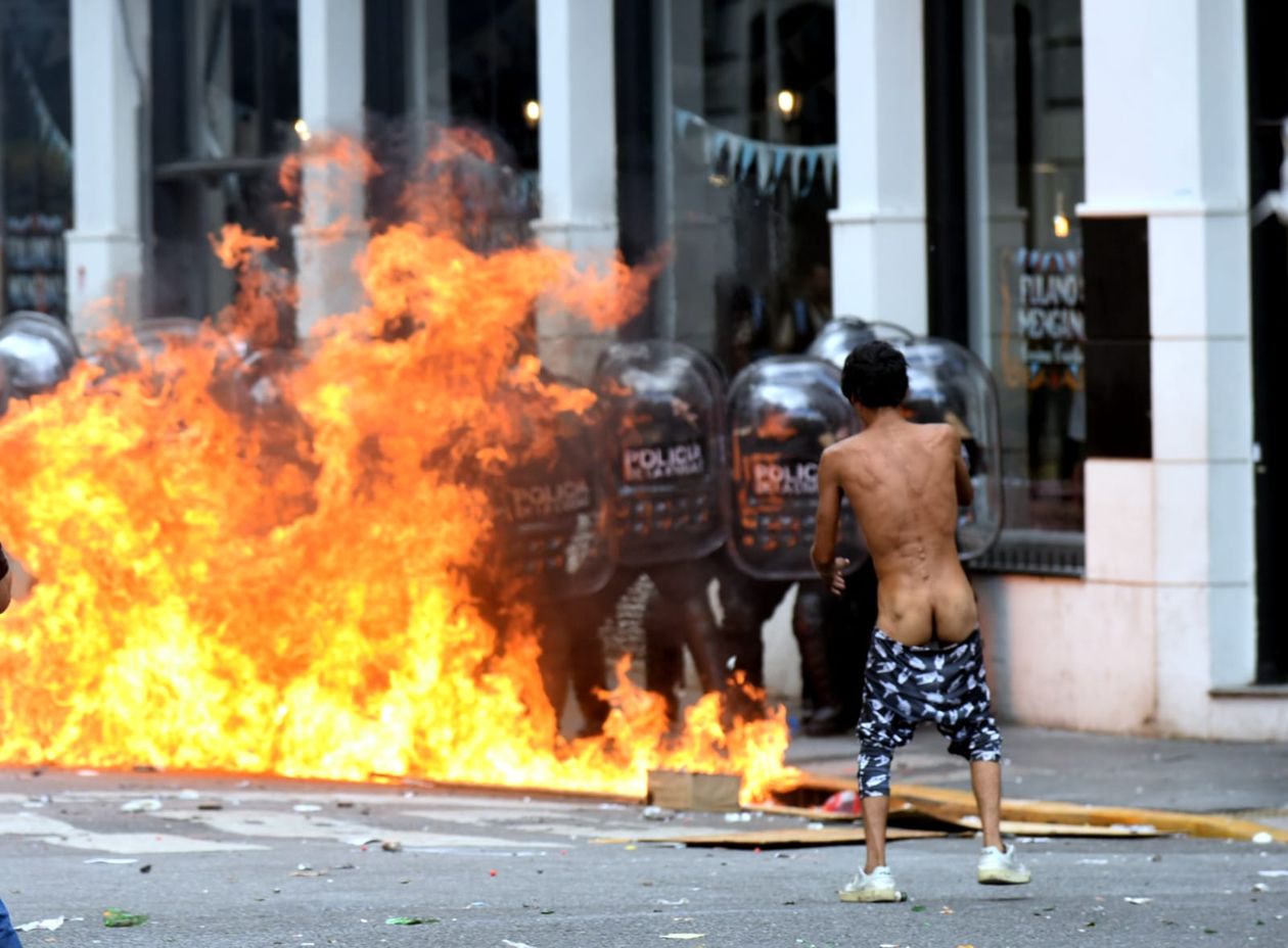 Incidentes frente al Congreso en la marcha contra la reforma laboral.