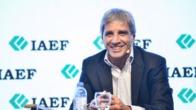 Toto Caputo sale a testear el riesgo kuka en los mercados con un bono en dólares que vence en 2028.