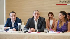 Emmanuel Álvarez Agis con los diputados socialistas Joaquin Blanco y Lionella Cattalini. La visita del economista fue sobrevolada por la teoría de las dos caras de Toto Caputo.