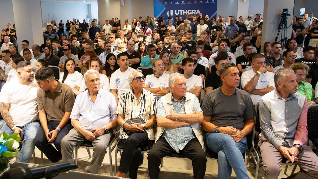 Barrionuevo juntó 500 gremialistas contra la reforma laboral, pero bancó la estrategia dialoguista de la CGT