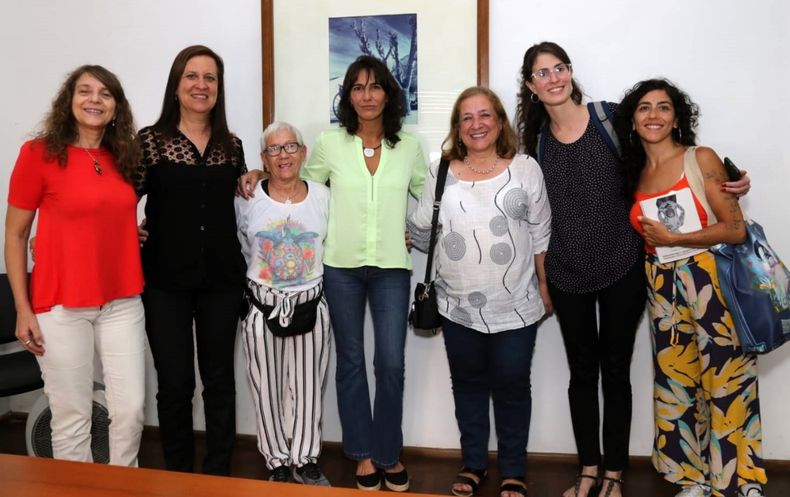 Natalia De la Sota con trabajadoras del área de salud mental de Córdoba.&nbsp;