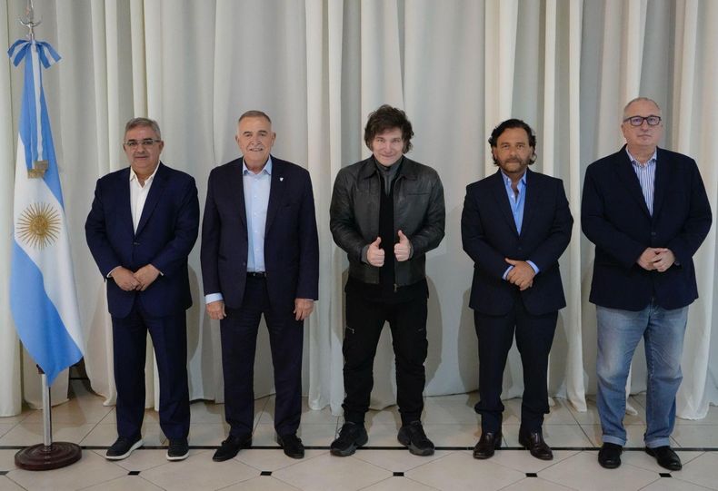 Javier Milei, con los gobernadores Raúl Jalil, Osvaldo Jaldo, Gustavo Sáenz y Hugo Passalacqua. Los necesita para garantizar el DNU del FMI. 