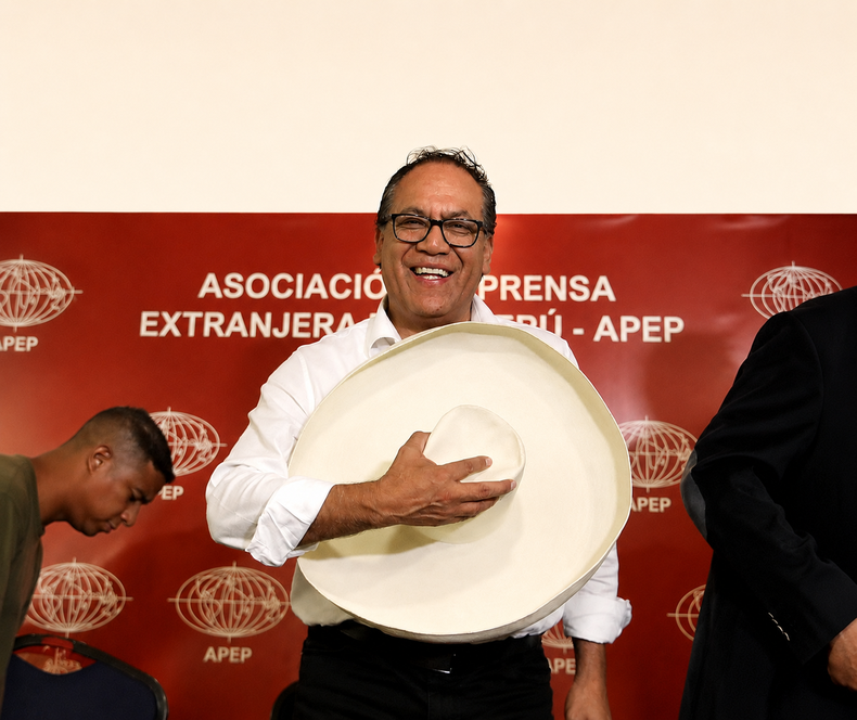 Roberto Sánchez emerge como ganador de la elección presidencial en Perú, según las proyecciones. Sin embargo, la ventaja es muy pequeña y deberá confirmarse en el escrutinio definitivo.&nbsp;&nbsp;