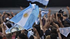 Festejo anticipado en el búnker albertista, que suma presencias internacionales