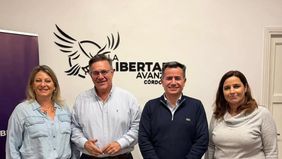La foto que detonó la interna: Gabriel Bornoroni junto a Soledad Carrizo presentan a Gabriel Abrile y Ana Laura Vasquetto como nuevas incorporaciones de La Libertad Avanza.&nbsp;