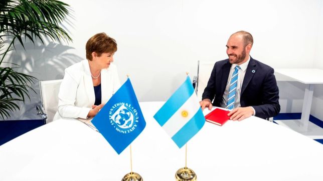 el gobierno busca una ventaja con el fondo tras la auditoria sobre macri