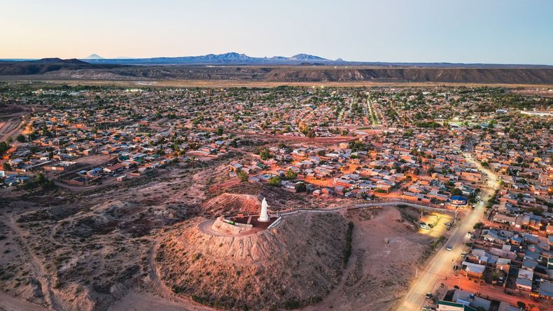 Vista aérea de Rincón de los Sauces, una de las ciudades testigo de las complejidades del boom Vaca Muerta en Neuquén.&nbsp;