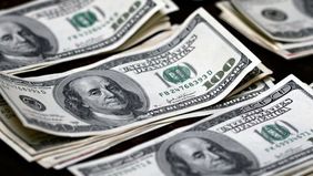 Sturzenegger salió a vender U$S500 M y logró una baja marginal del dólar