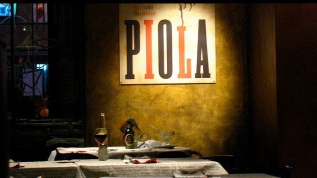 arlia en una mesa piola