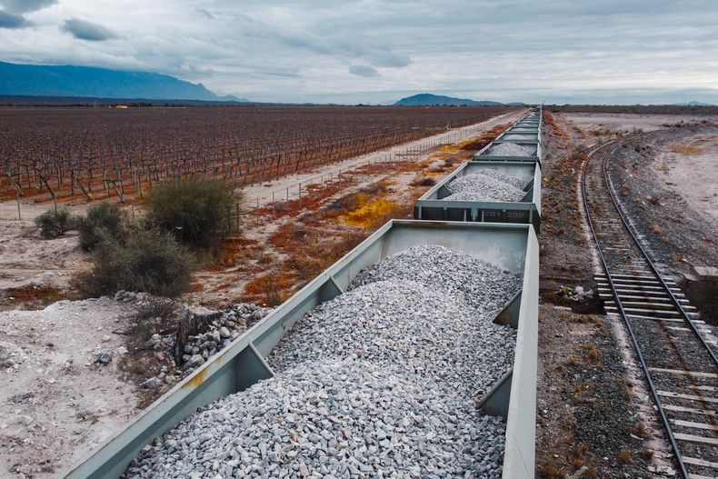 El transporte ferroviario es fundamental para aliviar el tránsito automotor en Cuyo. 