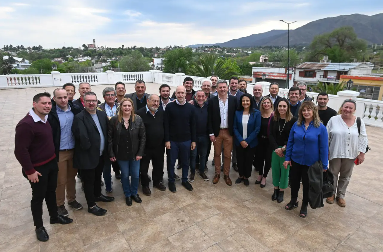 Horacio Rodríguez Larreta en La Falda, junto a Luis Juez y Javier Dieminger, octubre de 2022.