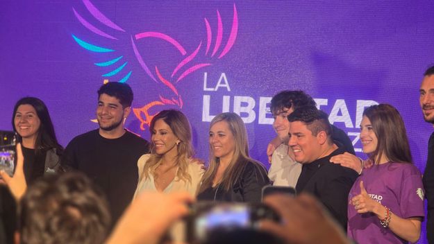 Romina Diez con las figura libertarias de Santa Fe.