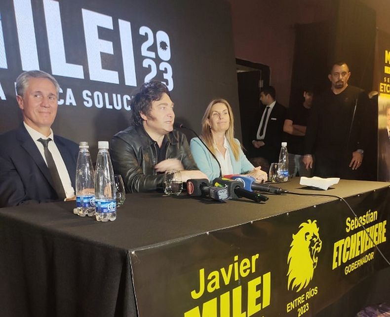 Javier Milei durante su presentación en Paraná a principios de este mes. Acompañado por la fórmula Sebastián Etchevehere y Mayda Spiazzi.