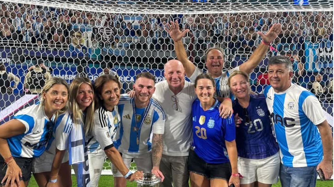 Los Mac Allister en pleno: Alexis, el jugador de La Pampa y la Patagonia en la Selección, junto a su papá, El Colo Carlos Javier Mac Allister y su tía Marita Mac Allister, con la camiseta azul.