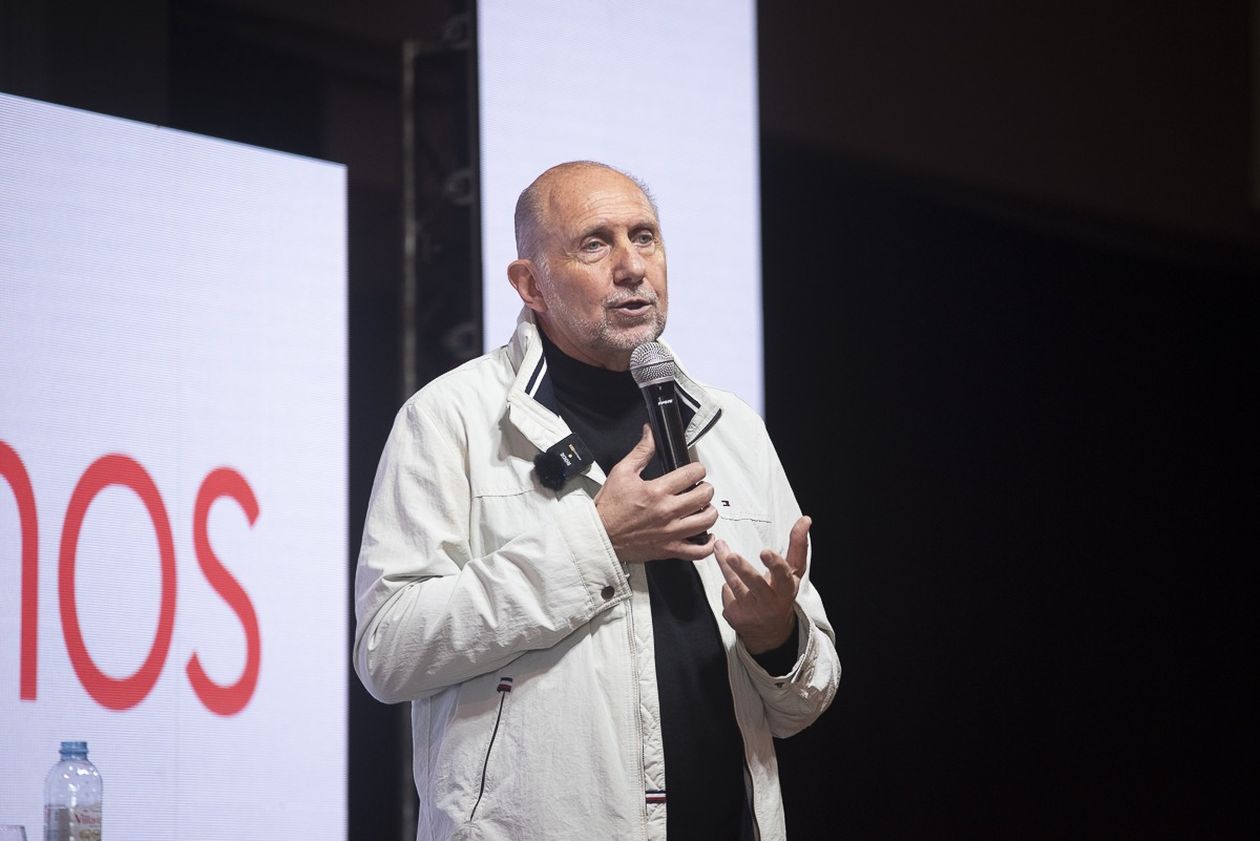 Omar Perotti continúa su cruzada contra los senadores y Agustín Rossi en el peronismo de Santa Fe.