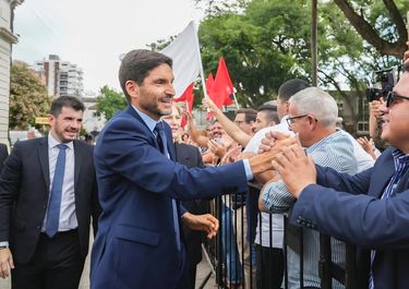 Saludo a la militancia.&nbsp;Maximiliano Pullaro y Leonel Chiarella&nbsp; recorrieron juntos la explanada de la Legislatura.&nbsp;