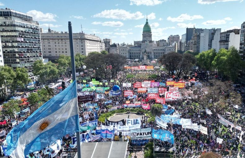 Las universidades, la oposición y los sindicatos marchan contra el veto presidencial al financiamiento educativo y por una recomposición salarial.
