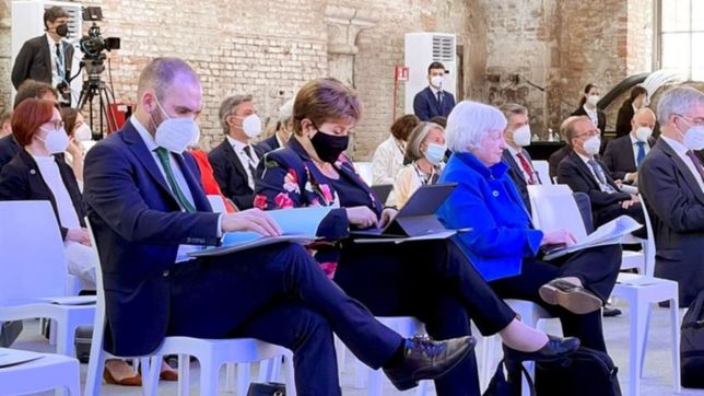 guzman cerro su gira sin pegar las figuritas dificiles en el album del fmi