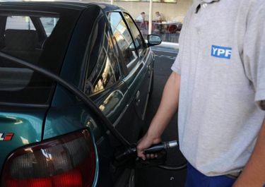 YPF bajó el precio de sus naftas en plena caída del consumo