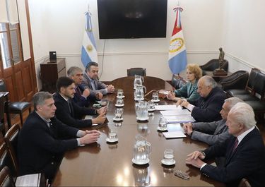 Maximiliano Pullaro y tres de sus ministros, en un áspero encuentro con la Corte Suprema de Santa Fe en septiembre de 2024.