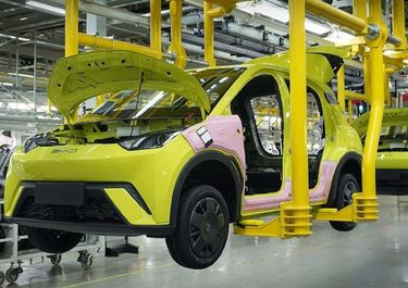 Toto Caputo le abre la puerta a la empresa china BYD que fabrica en Brasil