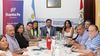 Los gremios docentes de Santa Fe a cada lado y funcionarios de Maximiliano Pullaro en la cabeza de la mesa. Los gremios docentes de Santa Fe a cada lado y funcionarios de Maximiliano Pullaro en la cabeza de la mesa.