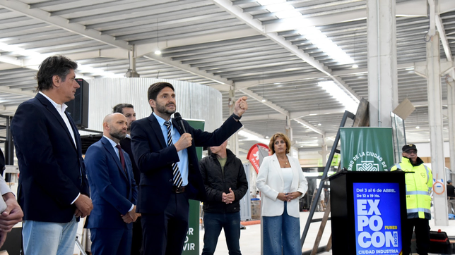 El gobernador Maximiliano Pullaro en un acto reciente, en la ciudad de Funes. A su derecha, el intendente Roly Santacroce.