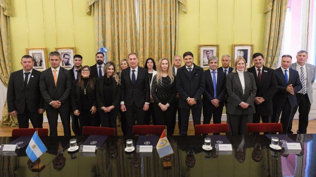 El gobernador Maximiliano Pullaro, la secretaria general Karina Milei, la diputada Romina Diez, y toda la familia ensamblada del no peronismo santafesino.