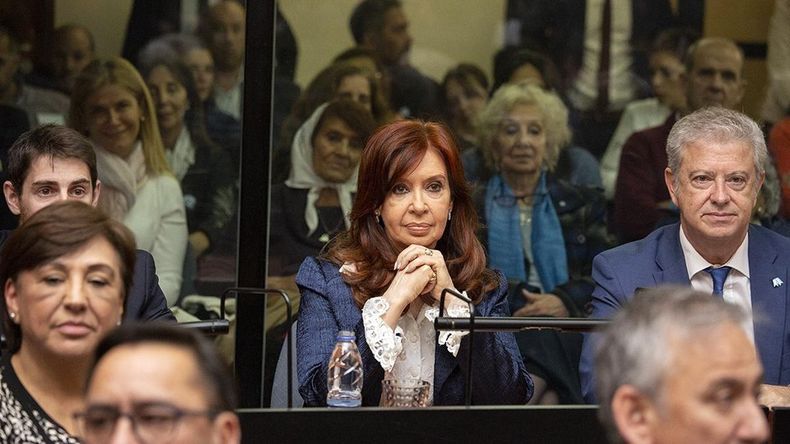 Cristina Fernández junto a su abogado, Carlos Beraldi.