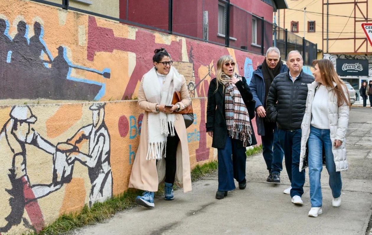 La gira de los senadores del PJ en Tierra del Fuego profundizó la grieta entre los intendentes.