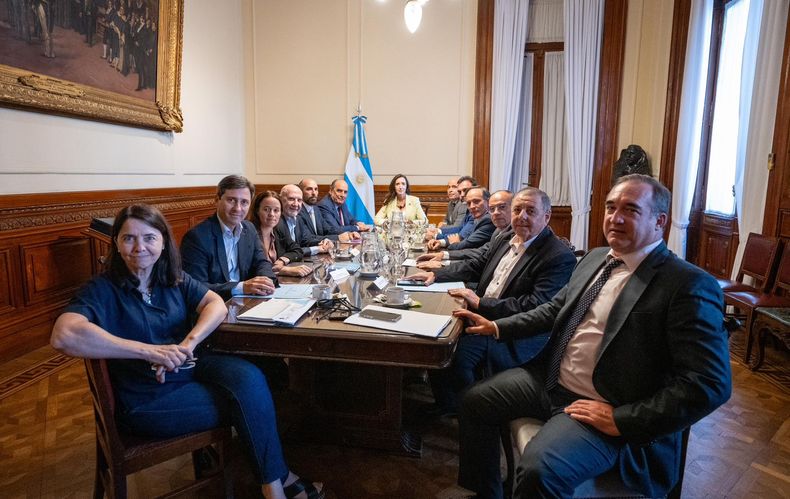 Guillermo Francos y Victoria Villarruel, durante el debate con jefe de bloque por&nbsp; las PASO&nbsp;