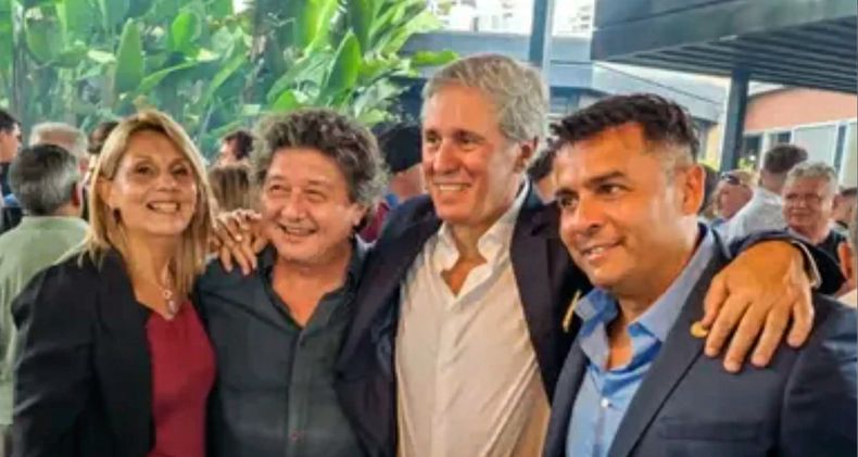 Liliana Salinas junto a Carlos Kikuchi, Sebastián Etchevehere y Andrés Laumann, durante una visita de Milei a Paraná.