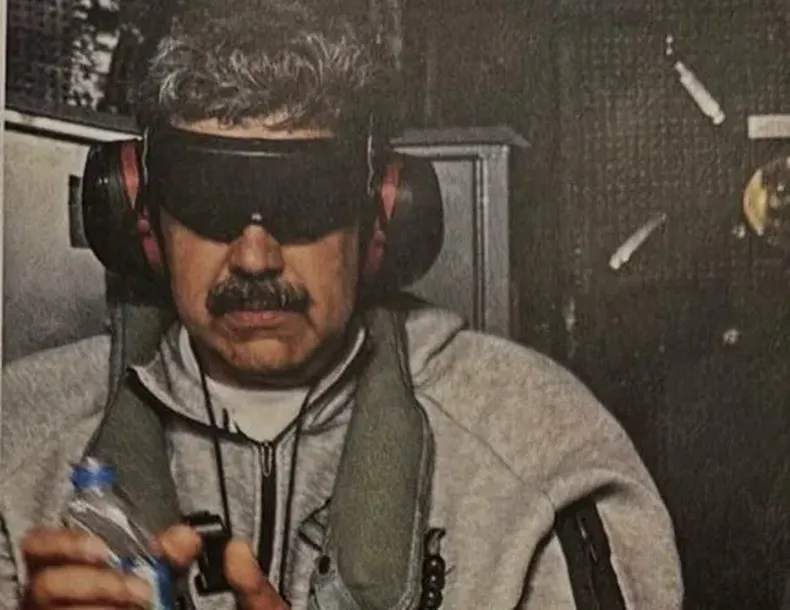 Nicolás Maduro, cautivo y en viaje de Venezuela a Estados Unidos, según la primera foto divulgada tras su secuestro en Caracas.