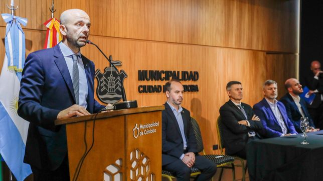 Franco Mogetta, el armador de LLA en Córdoba, en el lanzamiento de la SUBE. Atrás, Passerini y gabinete municipal.