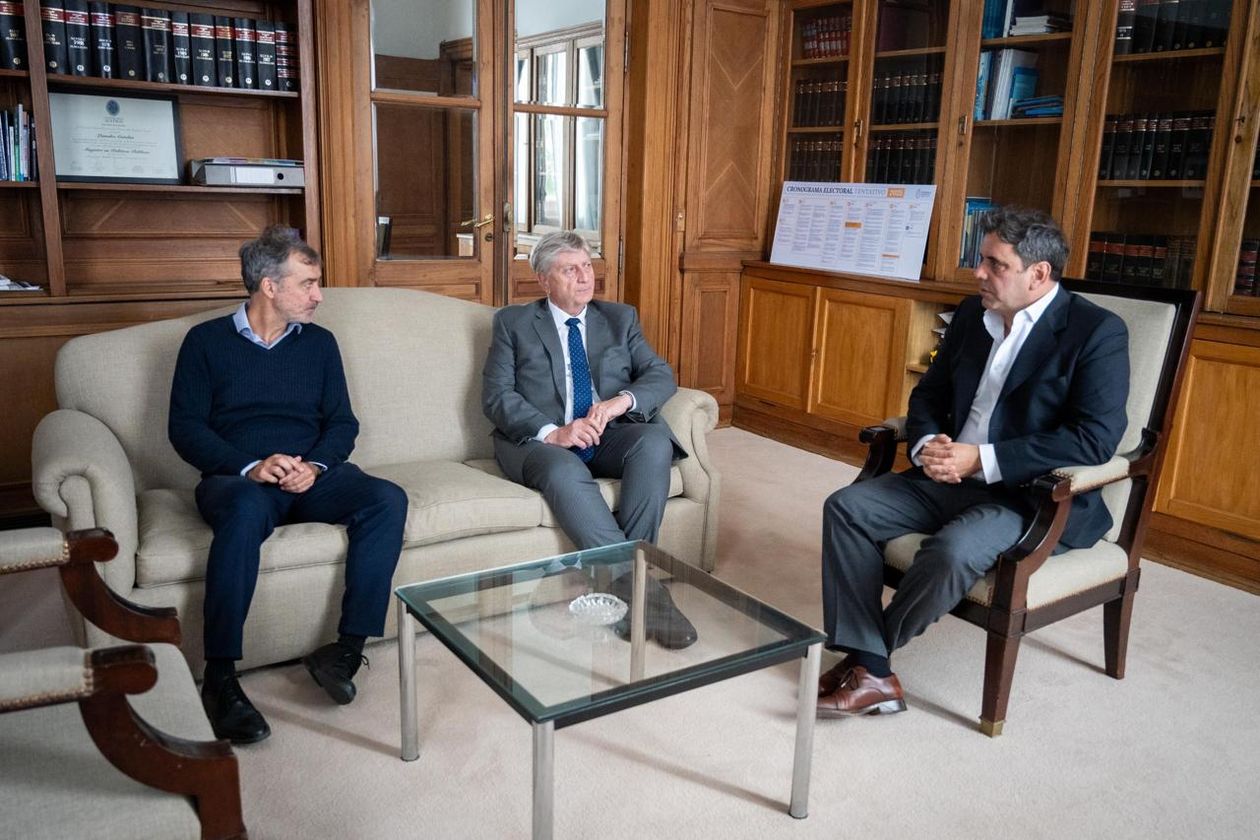 El gobernador de La Pampa, Sergio Ziliotto, flanqueado por el vicejefe de Gabinete del Interior, Lisandro Catalán y el secretario de Provincias y Municipios, Javier Milano.