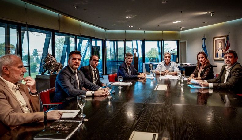 Martín Llaryora anunció el envío de un proyecto para regular la actividad de los naranjitas y eliminar la de los limpiavidrios