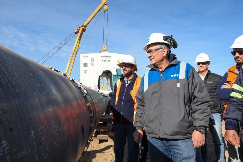 El titular de YPF, Horacio Marín, presenció en mayo la realización de la primera soldadura en la línea del oleoducto Vaca Muerta Oleoducto Sur en Chelforó, Río Negro. El petróleo de Vaca Muerta encuentra nuevas vías de salida.