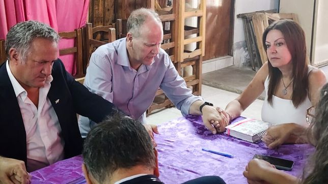 Sandra Pettovello reza con pastores evangélicos