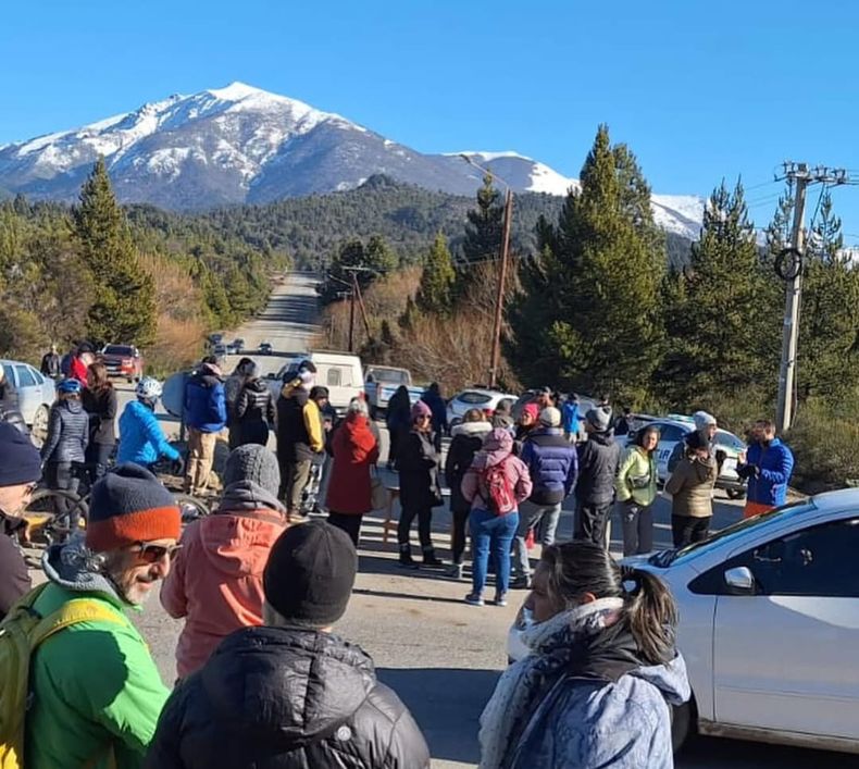 Protesta de esquiadores e instructores residentes usuarios del cerro Catedral, en julio. 