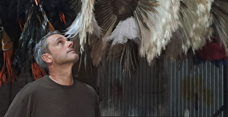 Guillermo Michel, durante una visita a los talleres de la Comparsa Papelitos, en Gualeguaychú.
