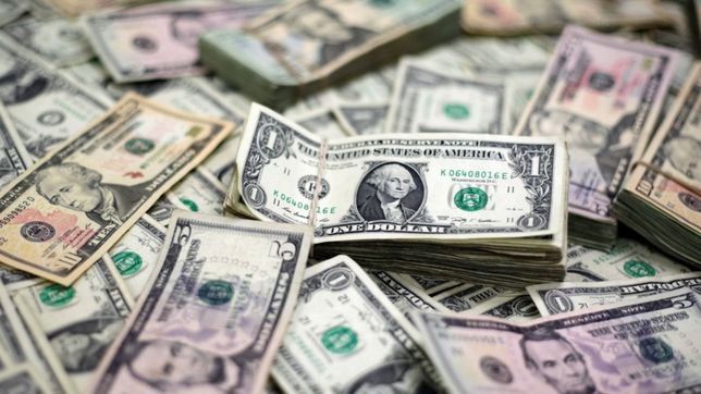 el dolar tuvo otro desborde y cerro a $43,50, record absoluto