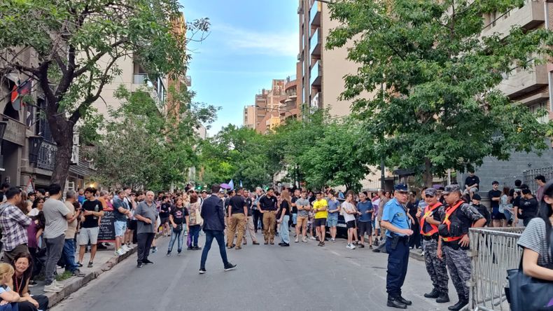 La militancia libertaria llegó cerca de las 18 horas para escuchar a Javier Milei