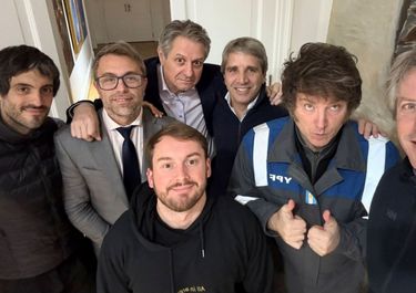 Javier Milei y Toto Caputo, unidos en el trade electoral