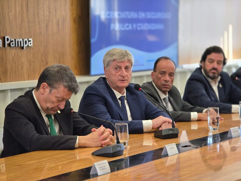 Sergio Ziliotto junto al rector de la Universidad Nacional de La Pampa, Oscar Alpa: el gobernador bancó el nuevo proyecto de financiamiento universitario. FOTO: www.radiokermes.com