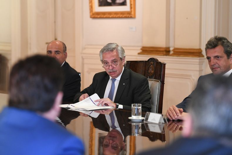 El presidente Alberto Fernández y el ministro Sergio Massa revisan números de la Economía